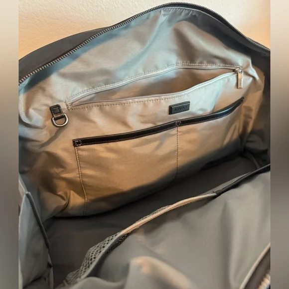 Away | The Everywhere Bag | Jet Black - Picture 13 of 17